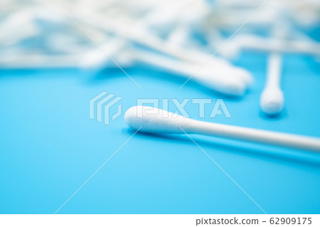 棉花棒藍色背景 62909175
