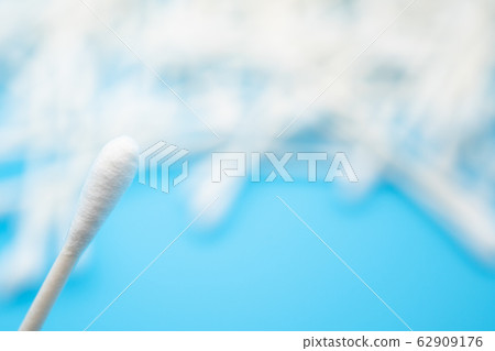 Cotton swab blue background 62909176