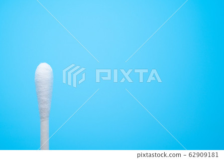 Cotton swab blue background 62909181