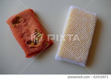 Worn out tableware sponge and new tableware sponge Worn out tableware sponge and new tableware sponge 62910971