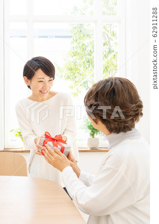 母親節父母子女禮物母親女兒家庭形象 母親節父母子女禮物母親女兒家庭形象 62911288