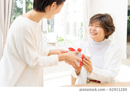 母親節父母子女禮物母親女兒家庭形象 62911289