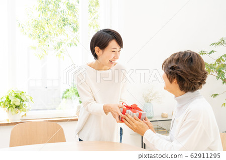 母親節父母子女禮物母親女兒家庭形象 母親節父母子女禮物母親女兒家庭形象 62911295