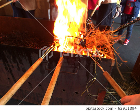 Grilled bonito straw Straw Bonito seared Flame 62911894