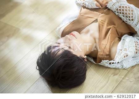 Woman short hair lie down 62912017