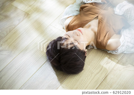 Woman short hair lie down 62912020