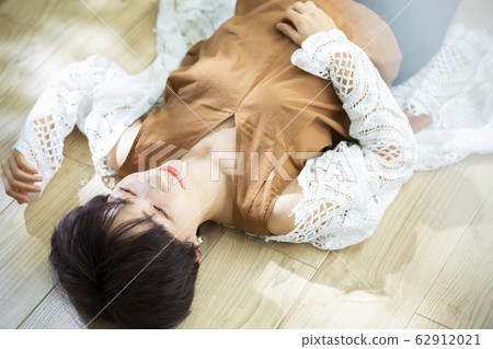 Woman short hair lie down 62912021