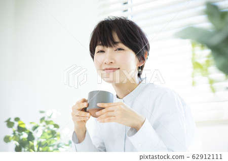 女人咖啡杯子喝咖啡休息時間 女人咖啡杯子喝咖啡休息時間 62912111