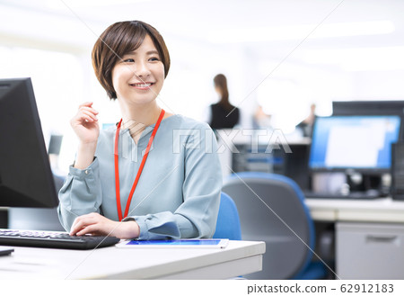 Female office worker 62912183