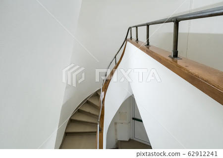 staircase in an building 62912241