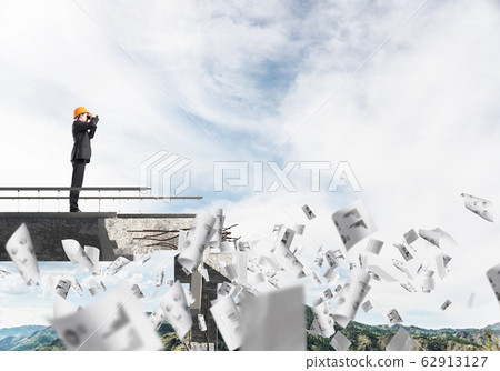 Man in suit looking up for new ideas. 62913127