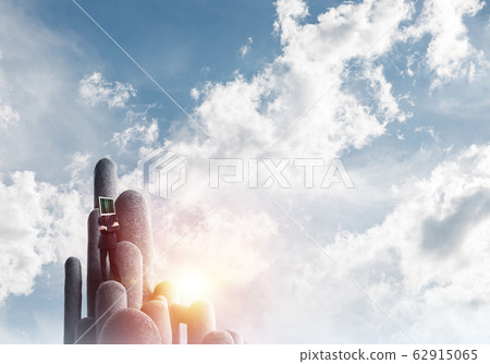 Businessman with monitor instead of head. 62915065