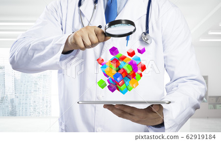 Medical industry employee 62919184