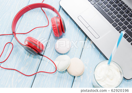open laptop with white Cup of coffee, marshmallows 62920196