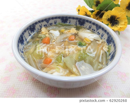 Consomme soup with cabbage and sprouts 62920268