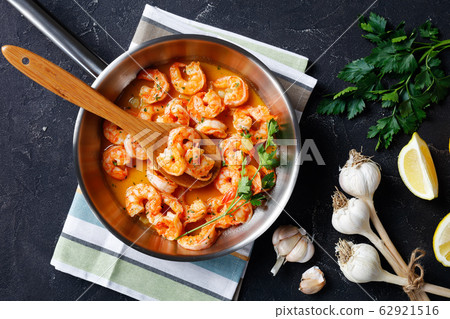 Shrimp scampi with garlic butter sauce and lemon 62921516