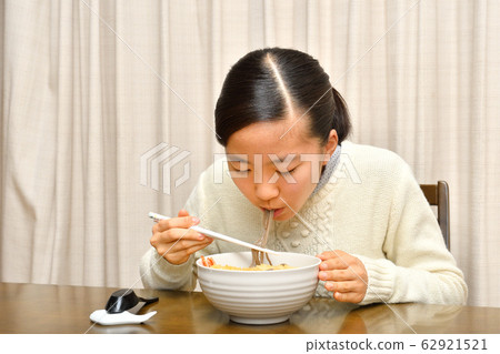 Girl eating New Year's Eve Soba (New Year's Eve) 62921521
