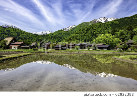 Fresh green Shirakawa-go and Hakusan mountain range 62922398