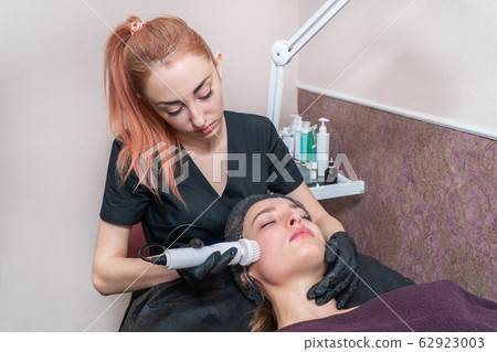 cosmetic procedure with brush cosmetic procedure with brush 62923003