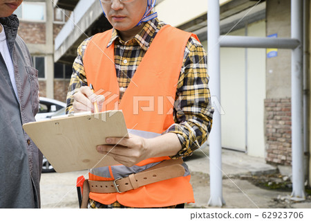 Portrait of young woman and man, part timer and owner 093 62923706