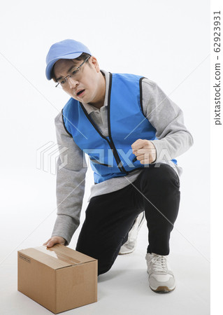 Portrait of young woman and man, part timer and owner 056 62923931