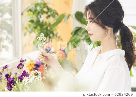 Plant, animation, woman 62924209