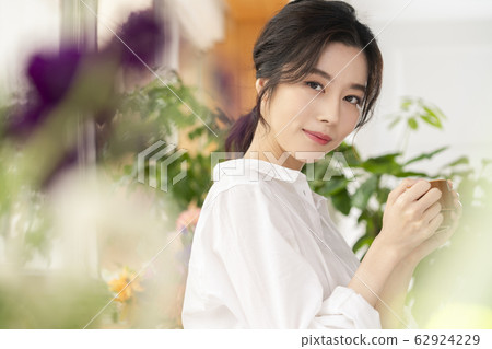 Plant, animation, woman 62924229