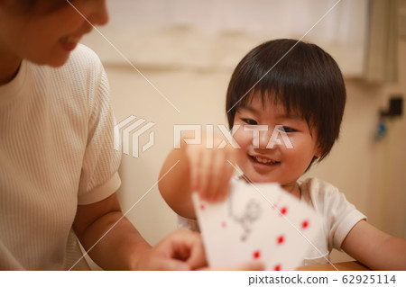 父母和孩子們玩撲克牌 父母和孩子們玩撲克牌 62925114
