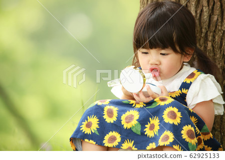 Girl to make up 62925133