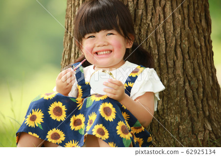 Girl to make up 62925134