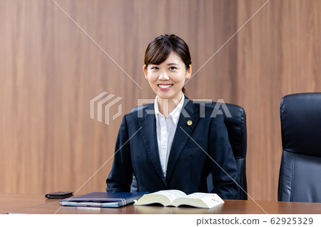 Lawyer female newcomer Lawyer female newcomer 62925329