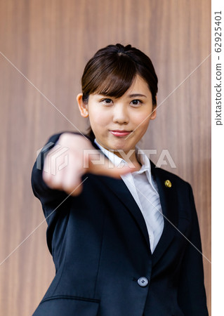 Lawyer female newcomer 62925401