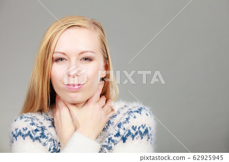 Woman having sore throat feeling pain 62925945
