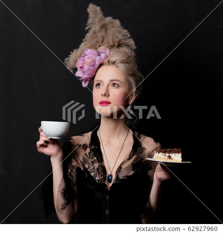 Beautiful blonde countess with cake and cup 62927960