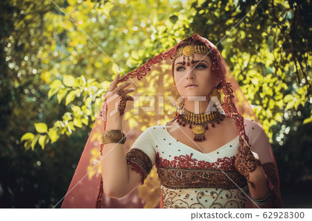 Beautiful young indian woman in traditional 62928300