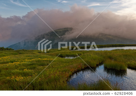 Sunset clouds and Hiragatake from the vicinity of Himenoike 62928406