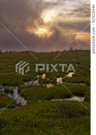 日落時的信長岳和姬路池 62928446