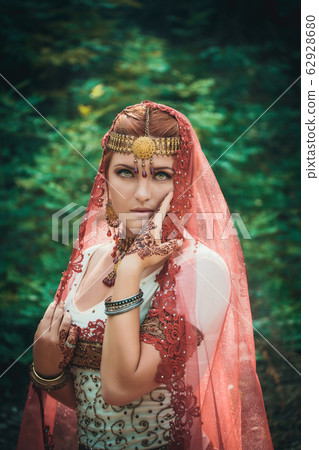 Beautiful young indian woman in traditional 62928680