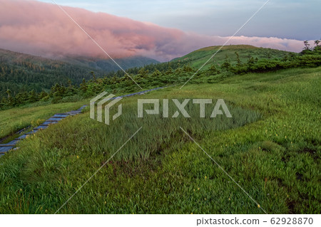 晨霞和山。 晨霞和山。 62928870