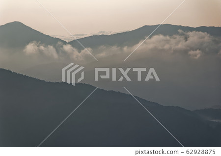 從平谷岳線看黎明時分的山脈 從平谷岳線看黎明時分的山脈 62928875