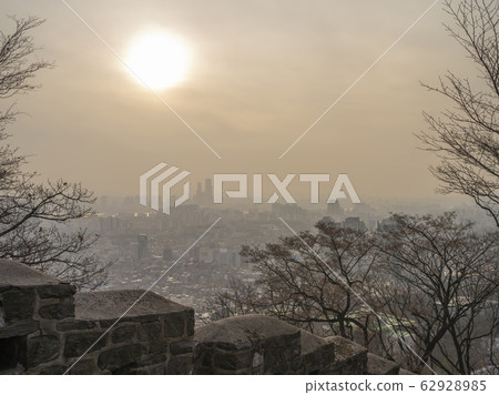 Stone statue in the city 62928985