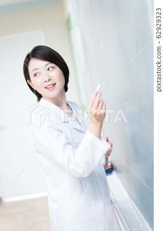 White woman White woman 62929323
