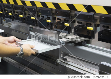 Operation of press brake hydraulic bending machine 62929495