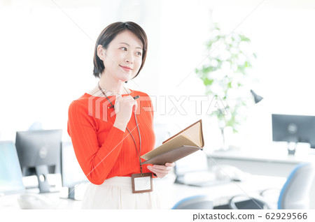 Casual business woman Casual business woman 62929566