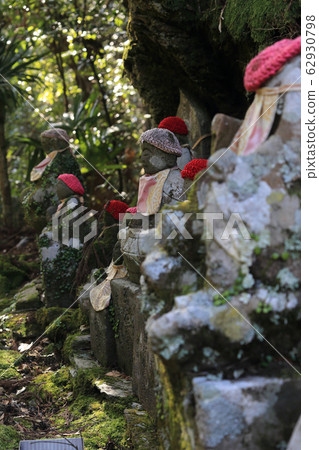 Kochi ken Otofoncho,Yakushido左側的國寶Toyoshonji Stone Buddha組 Kochi ken Otofoncho,Yakushido左側的國寶Toyoshonji Stone Buddha組 62930798
