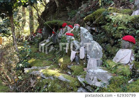 Kochi ken Otofoncho, national treasure Toyoshonji Stone Buddha group on the left side of Yakushido Kochi ken Otofoncho, national treasure Toyoshonji Stone Buddha group on the left side of Yakushido 62930799