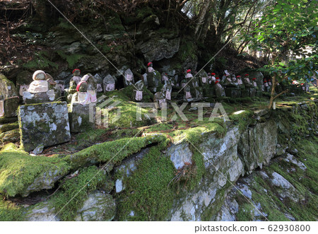Kochi ken Otofoncho，Yakushido左側的國寶Toyoshonji Stone Buddha組 62930800