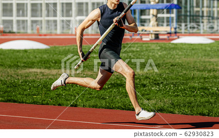 run-up athlete jumper attempt pole vault 62930823