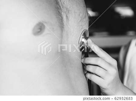 doctor listening breathing through the stethoscope 62932683