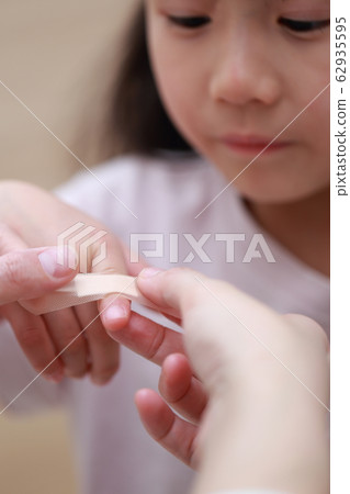 膠布繃帶（切邦創可貼人兒童複製空間受傷事故痛苦的辣妹傷害） 62935595
